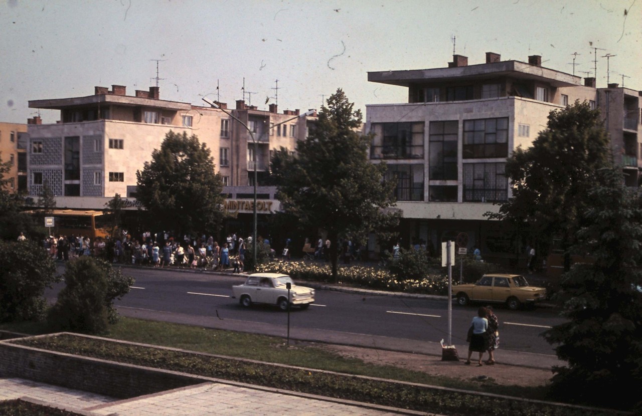 Buszra várók