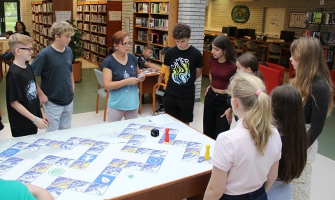 A gyerekek előkészülnek a társasjátékhoz.