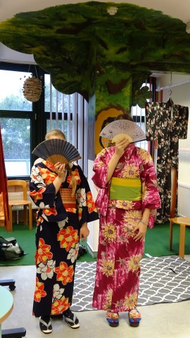 Klubtagok yukatában, legyezővel