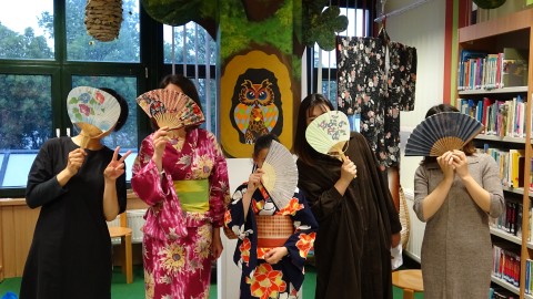 Klubtagok yukatában, legyezővel