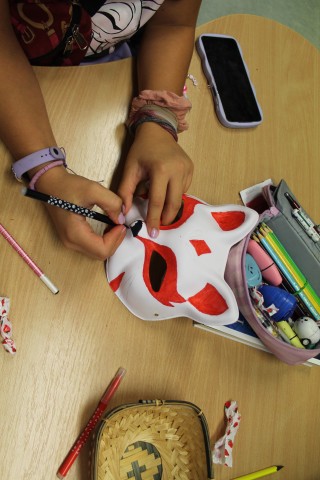 Kitsune álarc festése közben