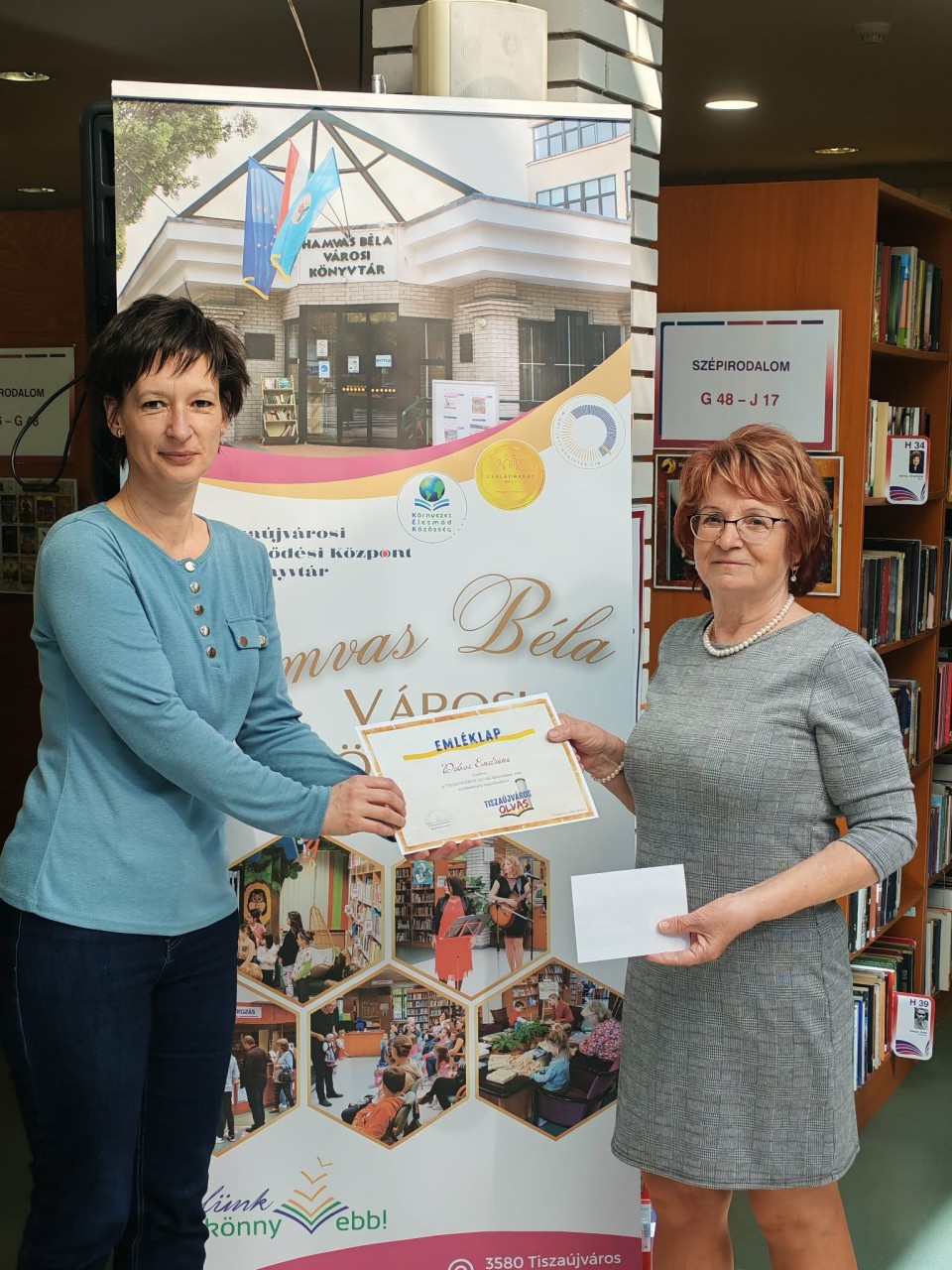 Ujjné Tellér Gabriella csoportvezető átadta a nyereményt.