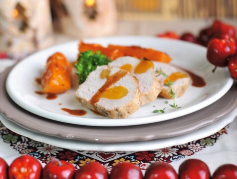 https://www.mindmegette.hu/aszalt-barackkal-toltott-sertesborda-sult-edesburgonyaval-sargabarackfennyel.recept/