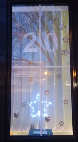 Molnár-Vaskó Edit díszítette ezt az ablakot. Köszönjük 🙂